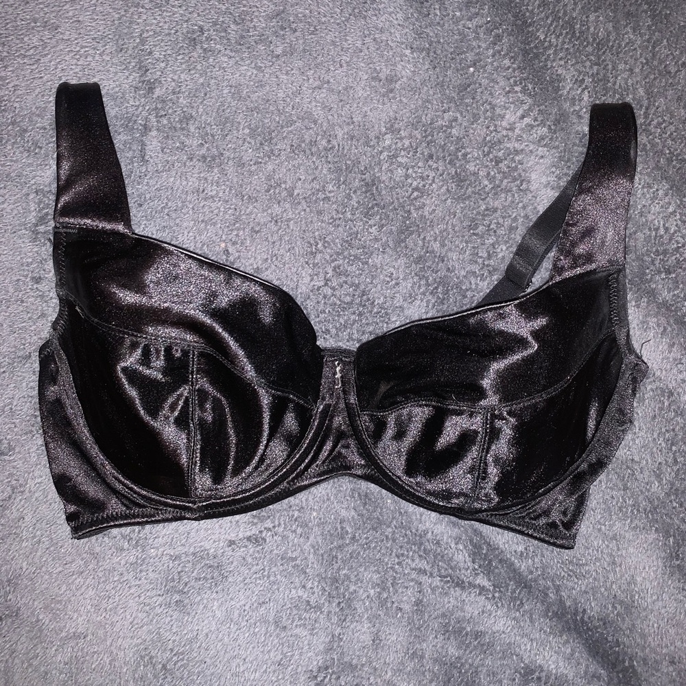 Frederick’s of Hollywood black bra, 36DD